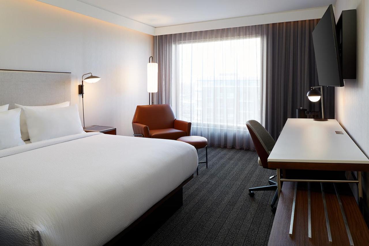 Courtyard Montreal Midtown Hotel Bagian luar foto