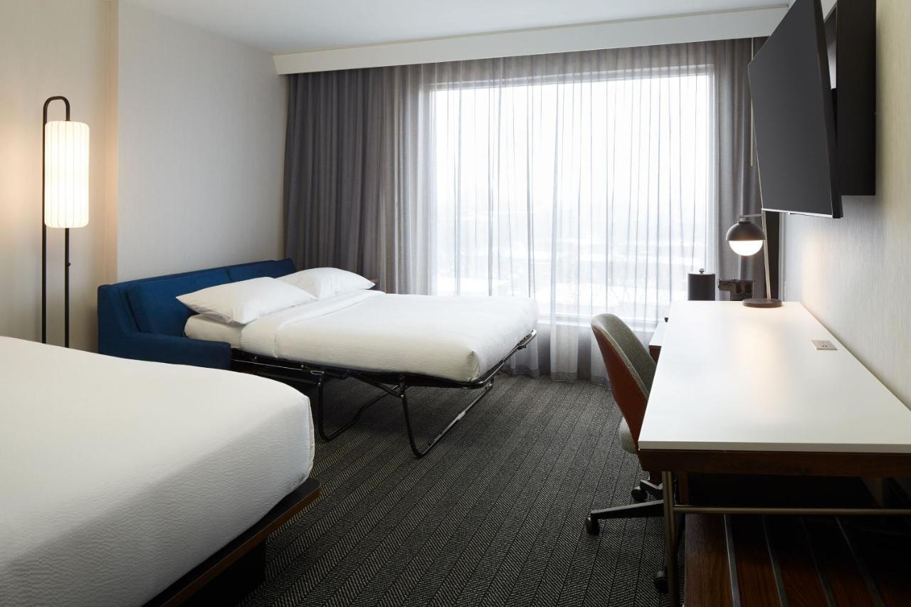 Courtyard Montreal Midtown Hotel Bagian luar foto