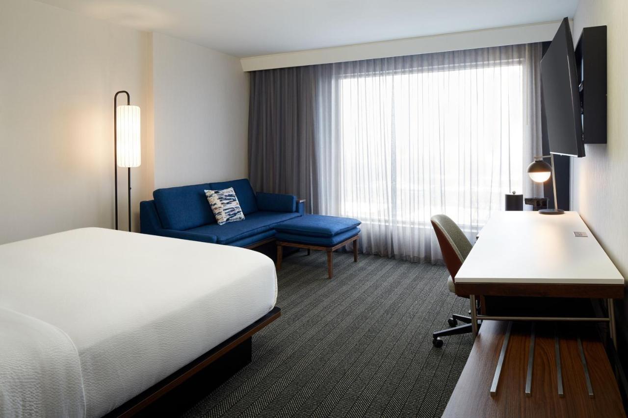 Courtyard Montreal Midtown Hotel Bagian luar foto