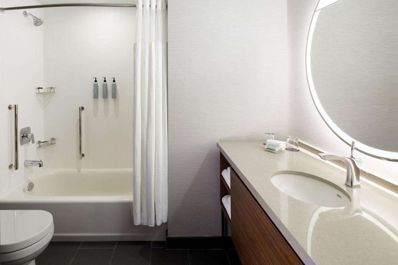 Courtyard Montreal Midtown Hotel Bagian luar foto