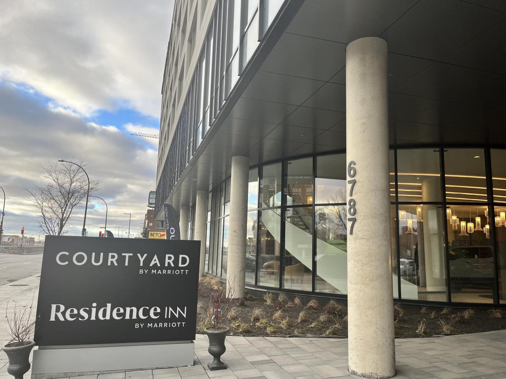 Courtyard Montreal Midtown Hotel Bagian luar foto