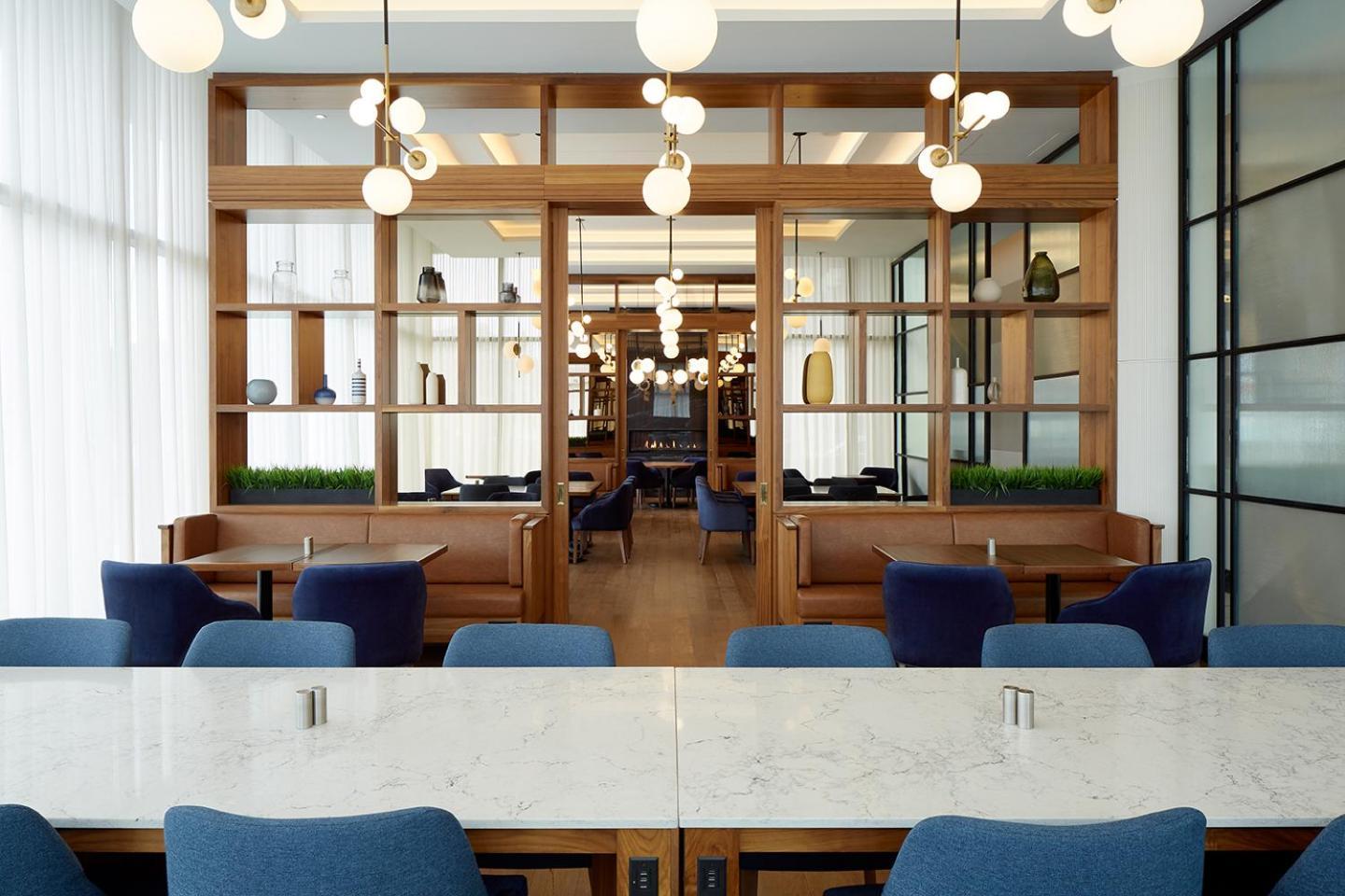Courtyard Montreal Midtown Hotel Bagian luar foto